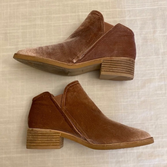 Dolce Vita Women's Size 7.5 Pink Rose Velvet Ankle Booties - Picture 8 of 10